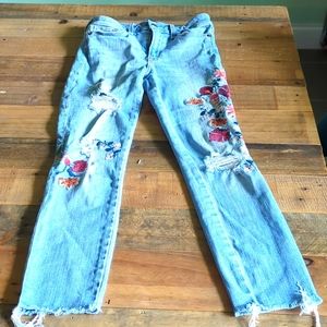Abercrombie & Fitch Floral embroidered distressed jeans size 24/00